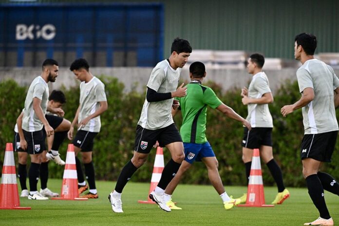 ทีมชาติไทย ซ้อมต่อเนื่อง มิคเกลสัน รับเกมดวลเกาหลีใต้ไม่ง่าย อ้อนแฟนช่วยข่ม