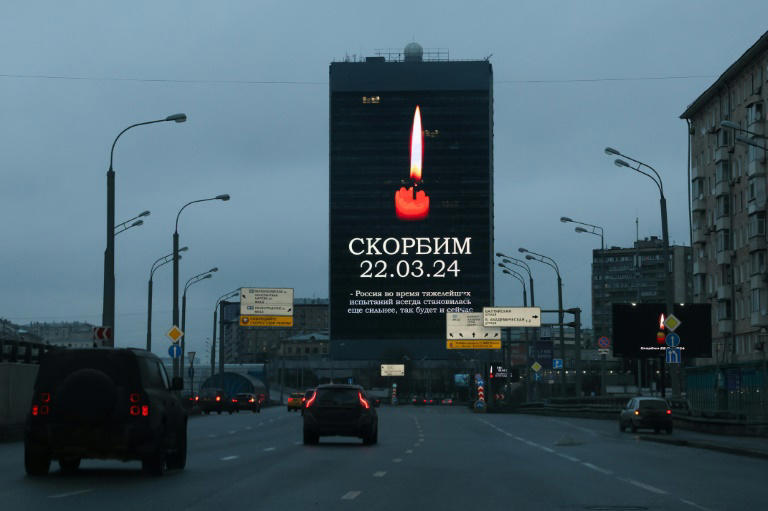 Panneau à Moscou où l'on peut lire "Nous sommes en deuil. 22.03.24", date de l'attaque sanglante dans une salle de concert, le 23 Mars 2024