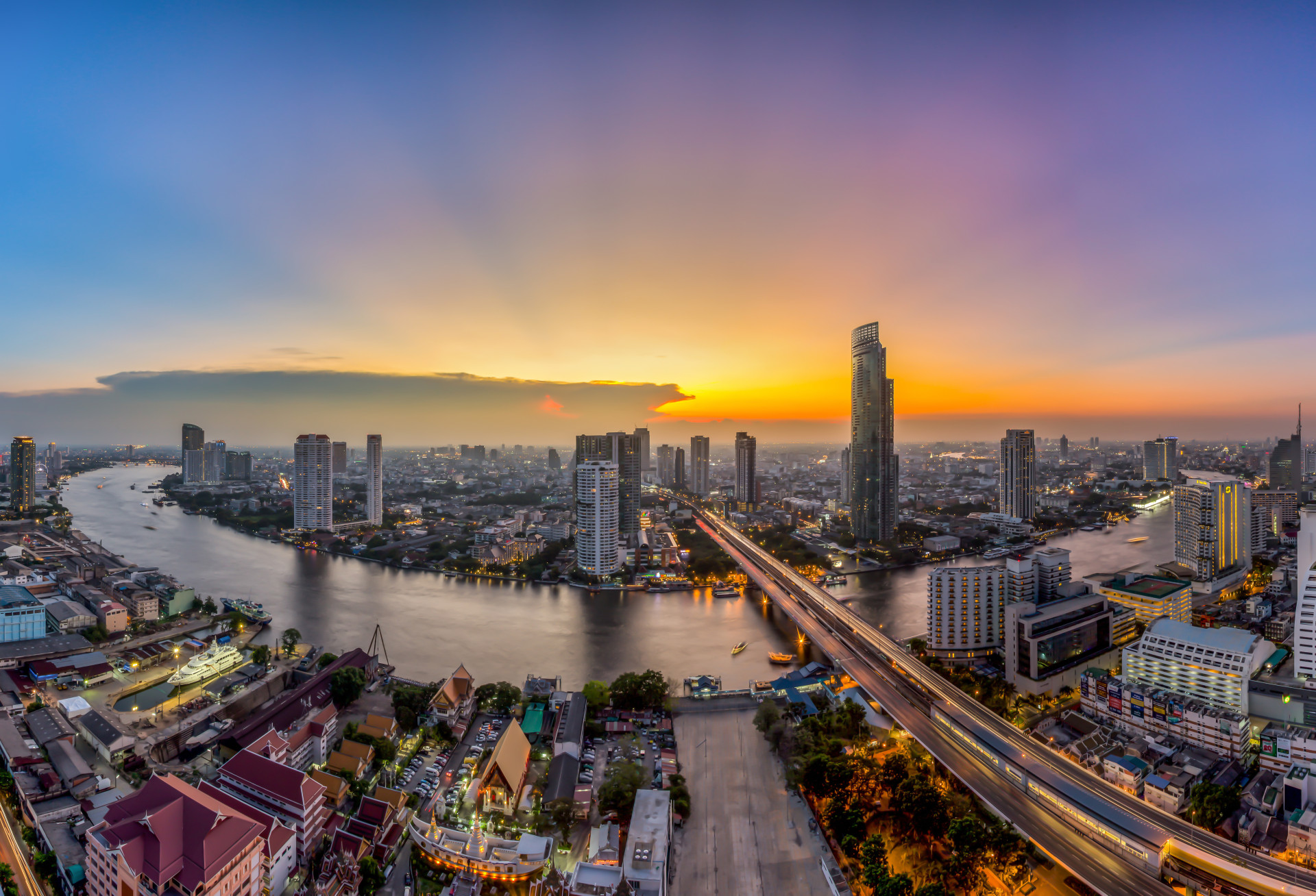 Le paysage désorganisé de Bangkok, parsemé ici et là de gratte-ciel, témoigne de la croissance bondissante de la ville. Sa beauté se révèle dans son apparence chaotique.<p>Tu pourrais aussi aimer:<a href="https://www.starsinsider.com/n/391664?utm_source=msn.com&utm_medium=display&utm_campaign=referral_description&utm_content=217079v3fr-ca"> Robert Redford: plus de 60 ans de films</a></p>