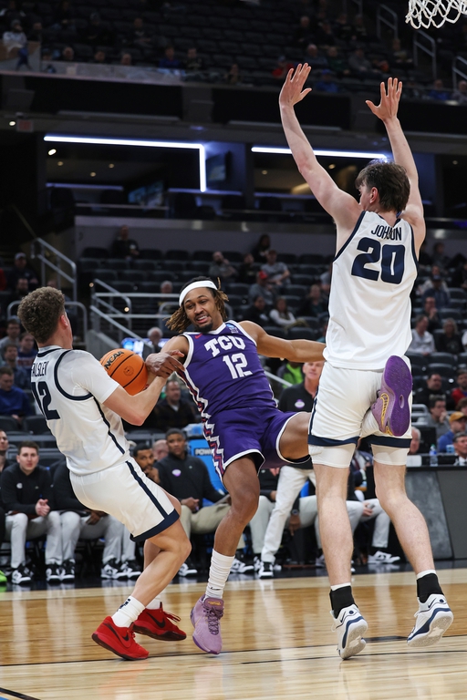 Top Photos From Friday's NCAA Men's Basketball Games