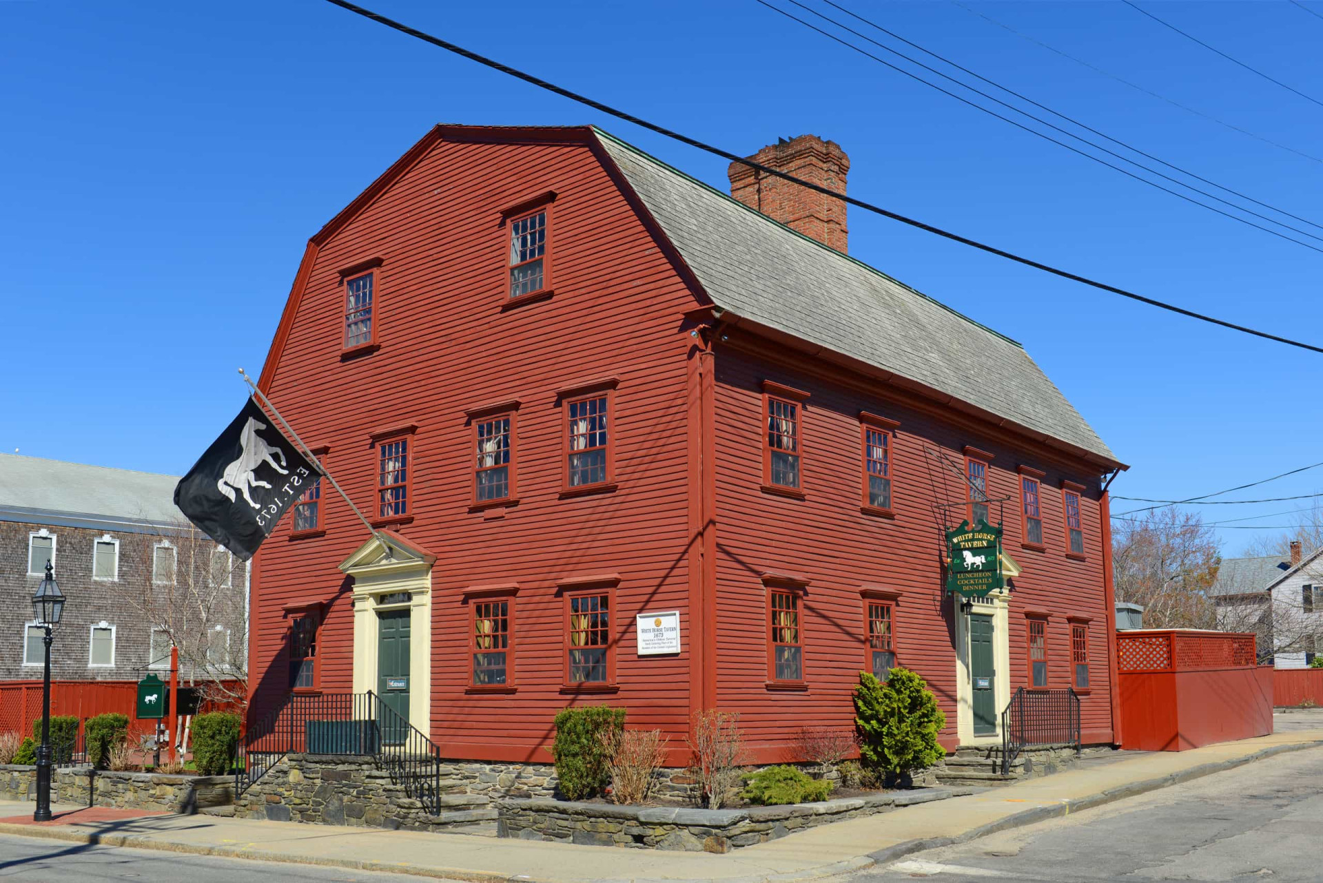 <p>Le <em>White Horse Tavern</em> à Newport, dans le Rhode Island, est le plus ancien bar et restaurant en activité aux États-Unis. Il a commencé à servir des clients dès 1673, et était également un lieu de réunion pour la cour.</p><p>Tu pourrais aussi aimer: </p>