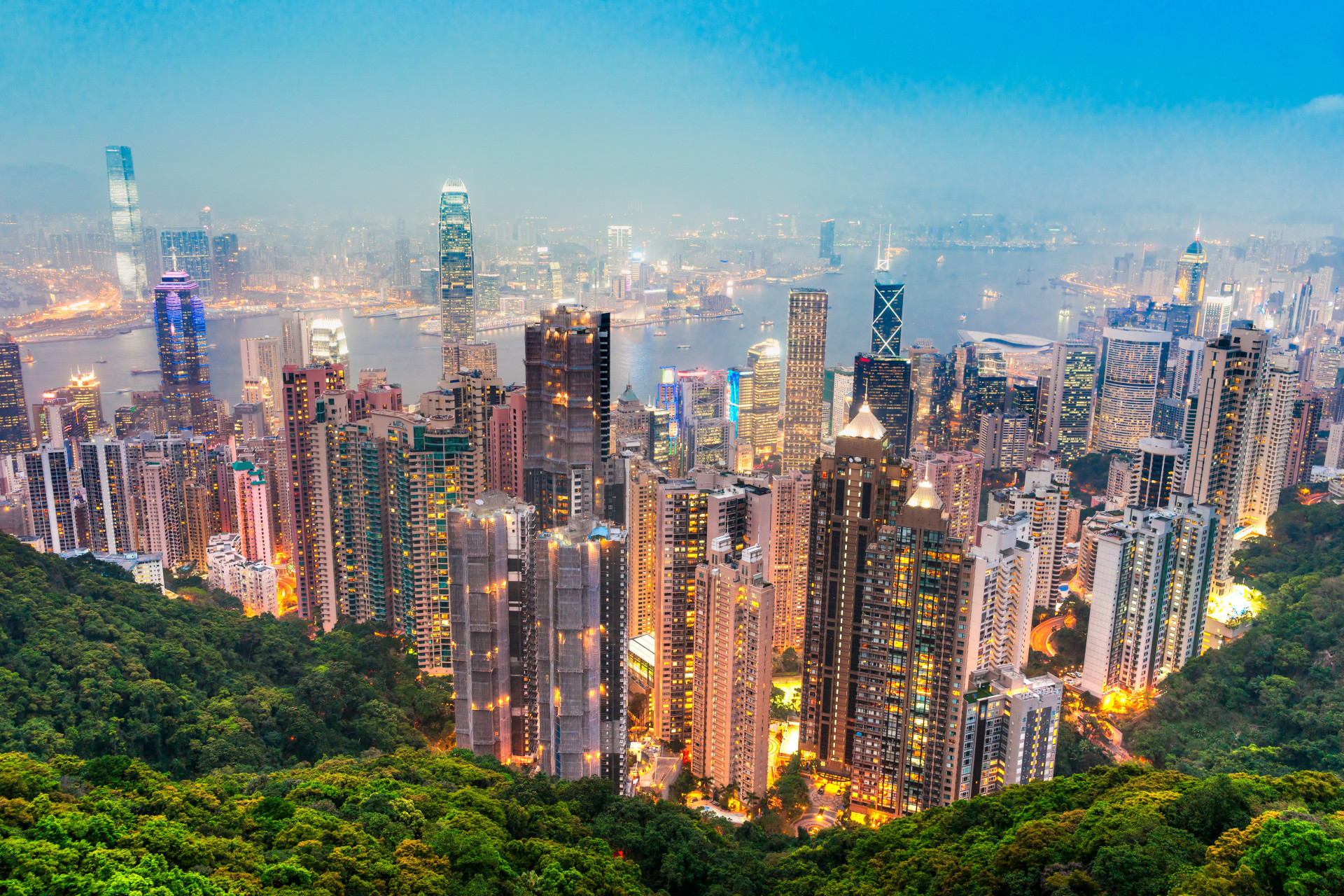 L'incroyable architecture de Hong Kong place la ville en première position. Avec ses plus de 7 000 gratte-ciel, dont 4 font partie des 20 plus hauts du monde, et avec son arrière-plan montagneux, la vue y est mémorable.<p><a href="https://www.msn.com/fr-ca/community/channel/vid-7xx8mnucu55yw63we9va2gwr7uihbxwc68fxqp25x6tg4ftibpra?cvid=94631541bc0f4f89bfd59158d696ad7e">Suivez-nous et accédez tous les jours à du contenu exclusif</a></p>