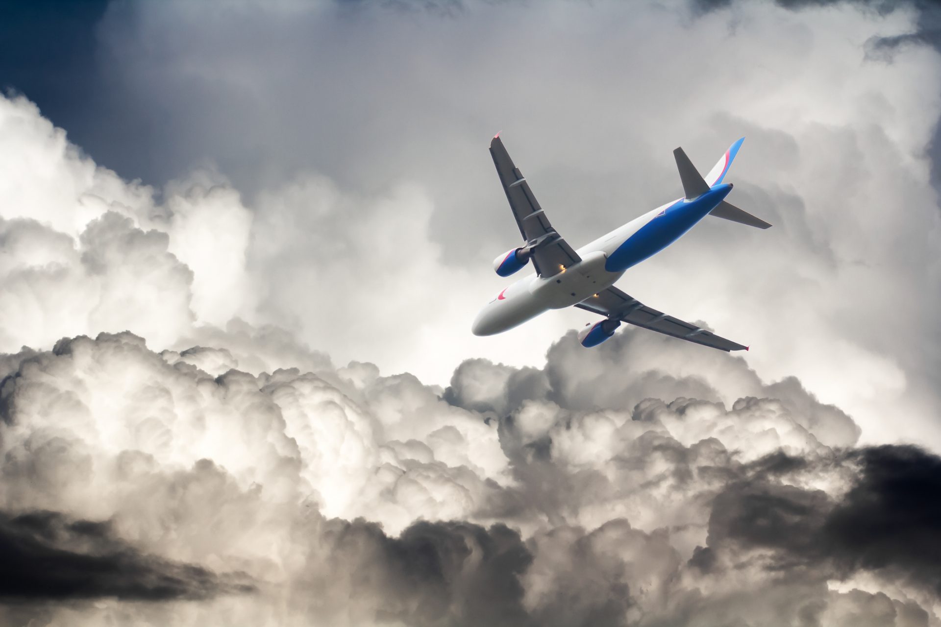 <p>About turbulence he says: "in all the history of commercial aviation, the number of accidents caused by turbulence can be counted with the fingers of one hand".</p>