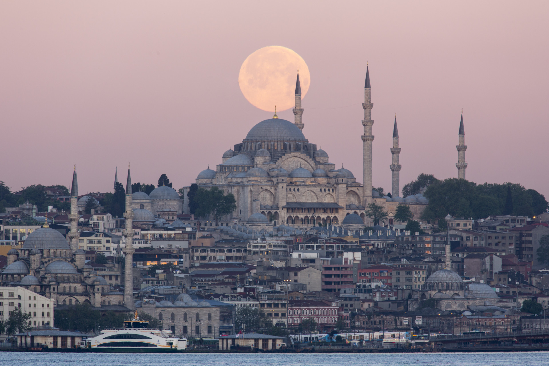 La plus grande ville de Turquie abrite le Istanbul Sapphire, le plus haut immeuble du pays, mais ce sont ses monuments anciens qui lui confèrent un paysage divin et inoubliable.<p>Tu pourrais aussi aimer:<a href="https://www.starsinsider.com/n/454531?utm_source=msn.com&utm_medium=display&utm_campaign=referral_description&utm_content=217079v3fr-ca"> Ces personnes célèbres ont vécu jusqu'à 100 ans ! (ou plus)</a></p>
