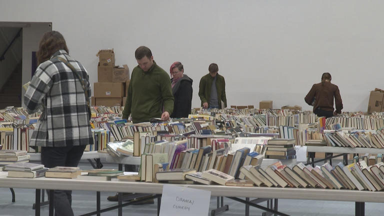 Hundreds travel to Williamstown for free books