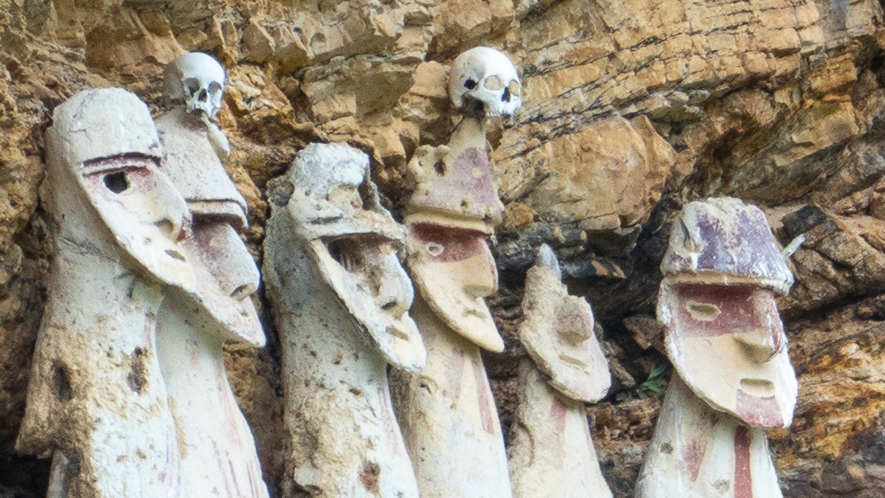 amazon, los sarcófagos estatua de los guerreros de las nubes: un misterio de hace 500 años sin resolver