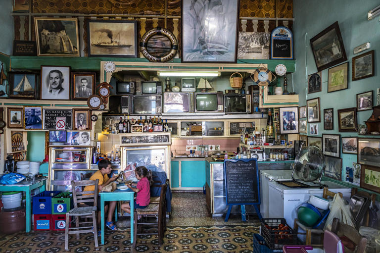 Les tavernes familiales authentiques de l'île d’Amorgos. Le plus ancien café de Katapola, le café-restaurant Naftilia Tou Preka, qui sert aussi de billetterie pour les ferries est une véritable institution.
