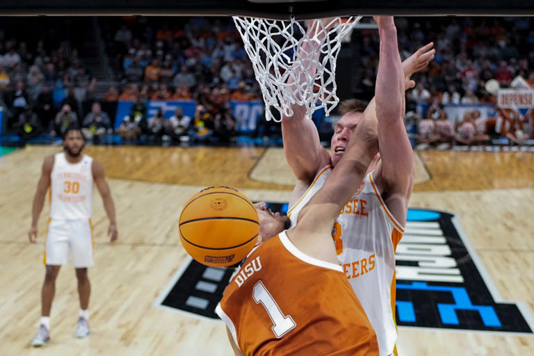 Rick Barnes leads Tennessee past Texas, his old team