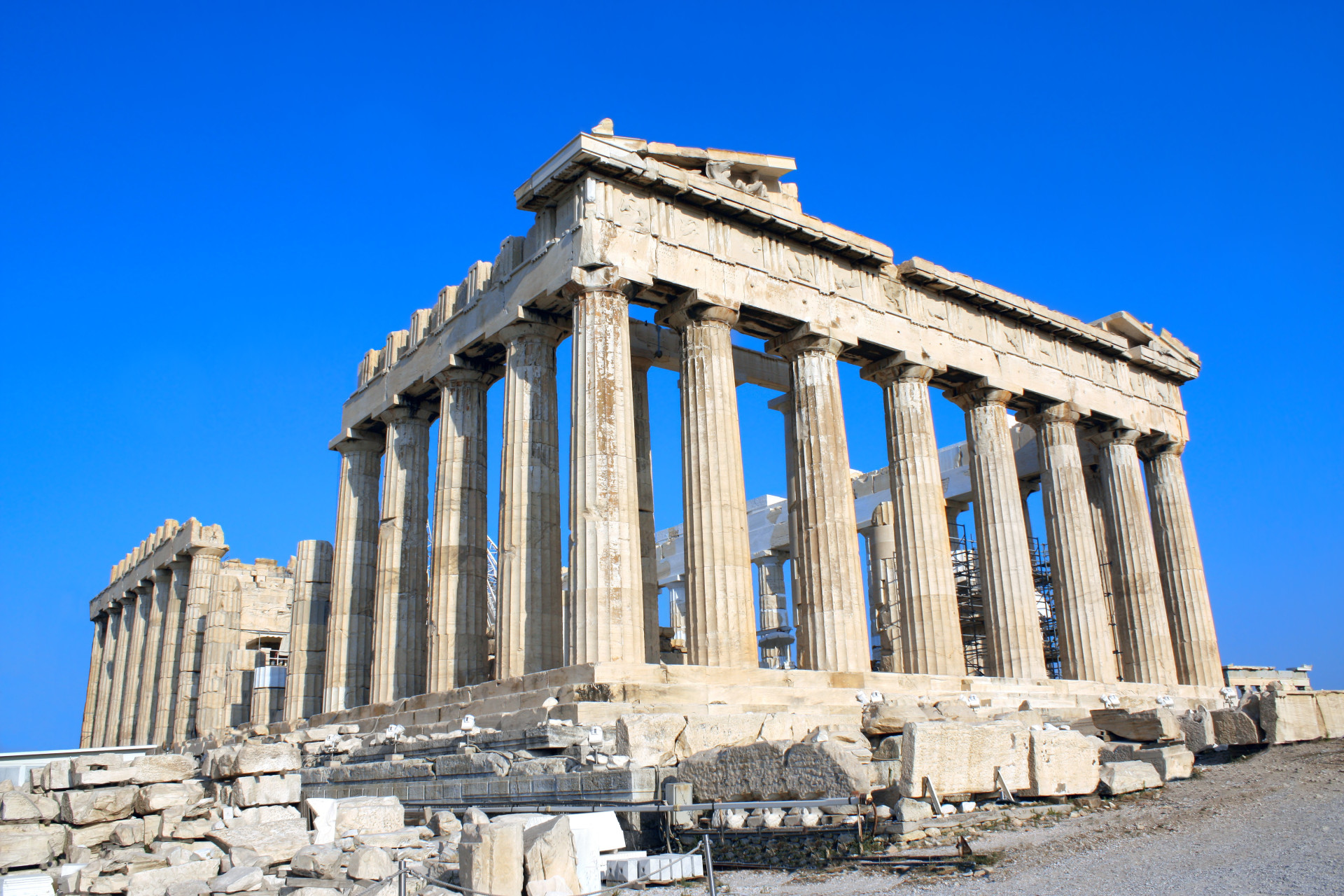 Vous aurez la chance d'y apercevoir l'un des plus imposants vestiges de l'Antiquité: le Parthénon, un temple dédié à la déesse Athéna.<p><a href="https://www.msn.com/fr-fr/community/channel/vid-7xx8mnucu55yw63we9va2gwr7uihbxwc68fxqp25x6tg4ftibpra?cvid=94631541bc0f4f89bfd59158d696ad7e">Suivez-nous et accédez tous les jours à du contenu exclusif</a></p>