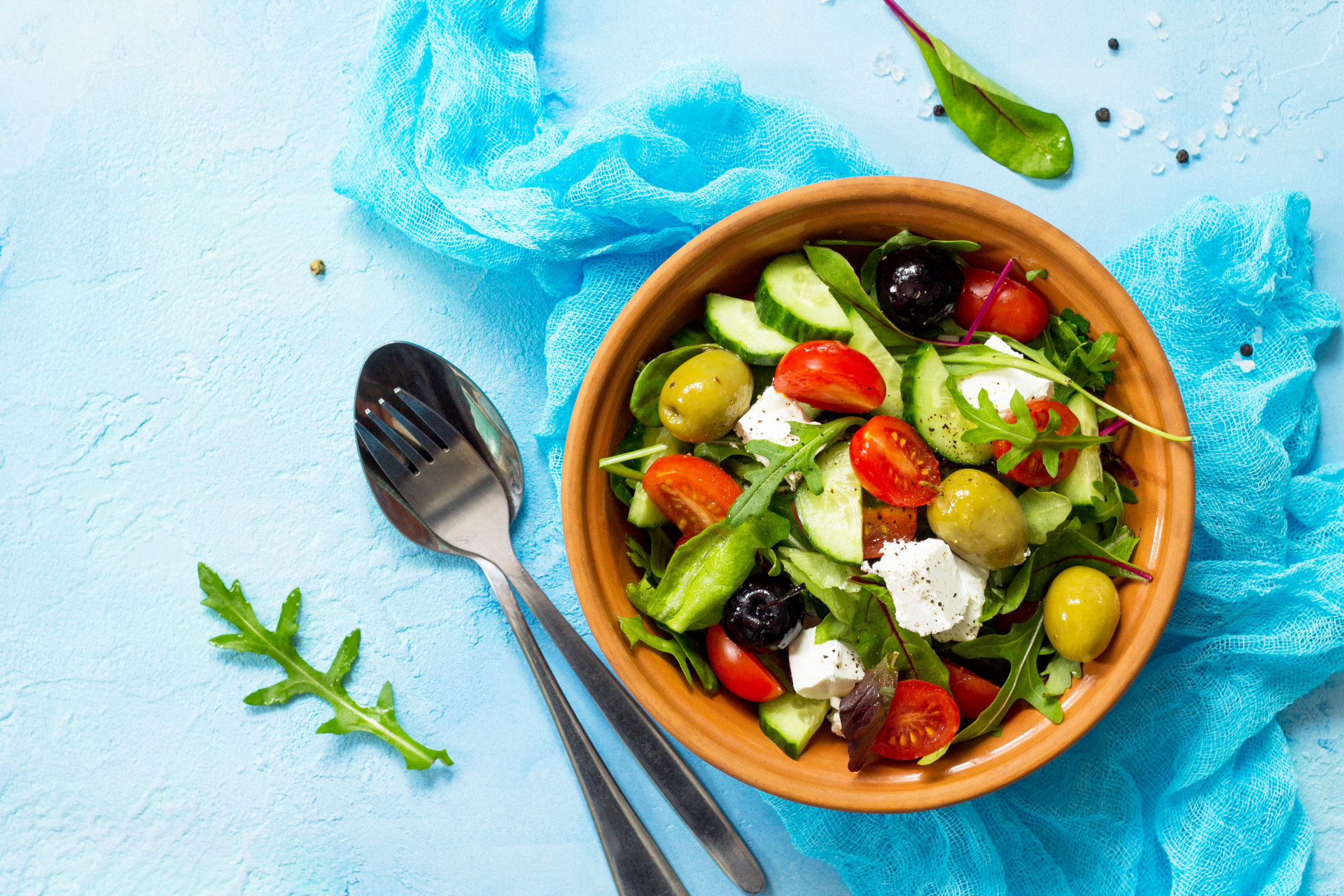 Si vous êtes à la recherche d'un plat plus léger, pourquoi ne pas goûter la salade grecque? Cet assemblage d'ingrédients frais est composé de concombre, d'oignons, d'olives, de tomates, d'origan, de feta, d'huile d'olive et de sel. Idéal en entrée ou en plat principal.<p><a href="https://www.msn.com/fr-fr/community/channel/vid-7xx8mnucu55yw63we9va2gwr7uihbxwc68fxqp25x6tg4ftibpra?cvid=94631541bc0f4f89bfd59158d696ad7e">Suivez-nous et accédez tous les jours à du contenu exclusif</a></p>