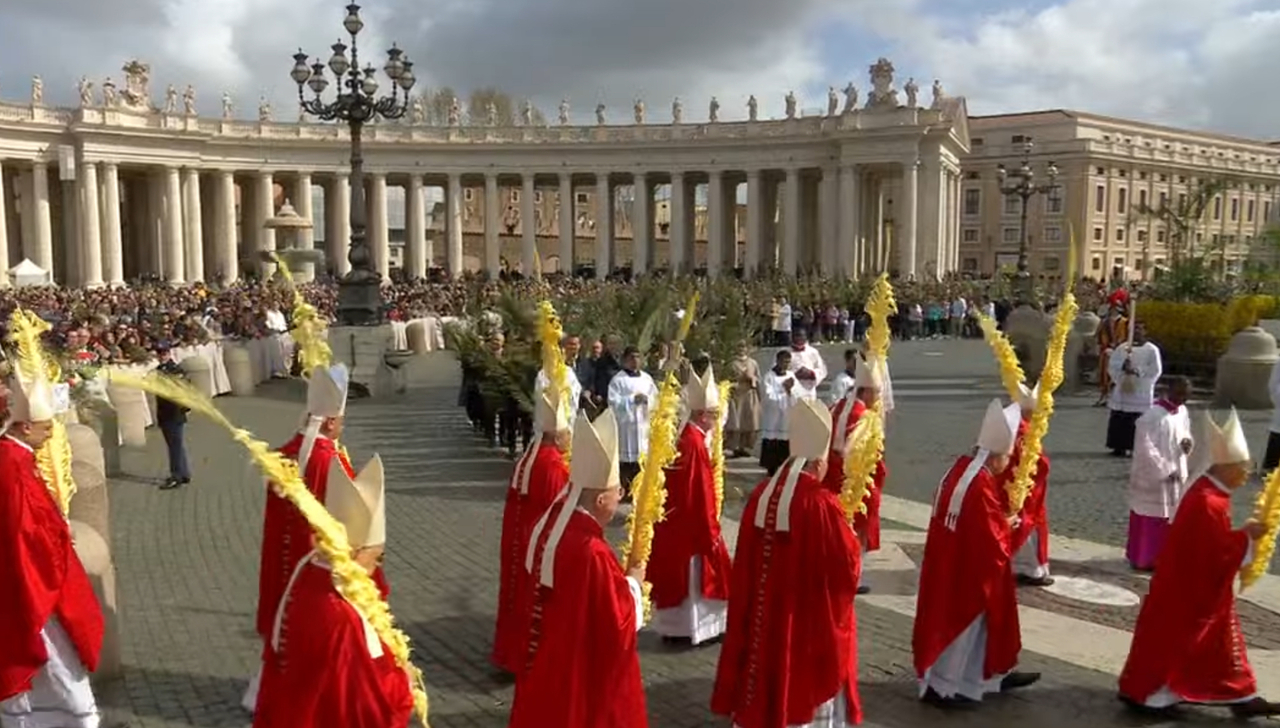 papa francesco affaticato, rinuncia all'omelia della domenica delle palme. poi condanna il «vile attentato a mosca»