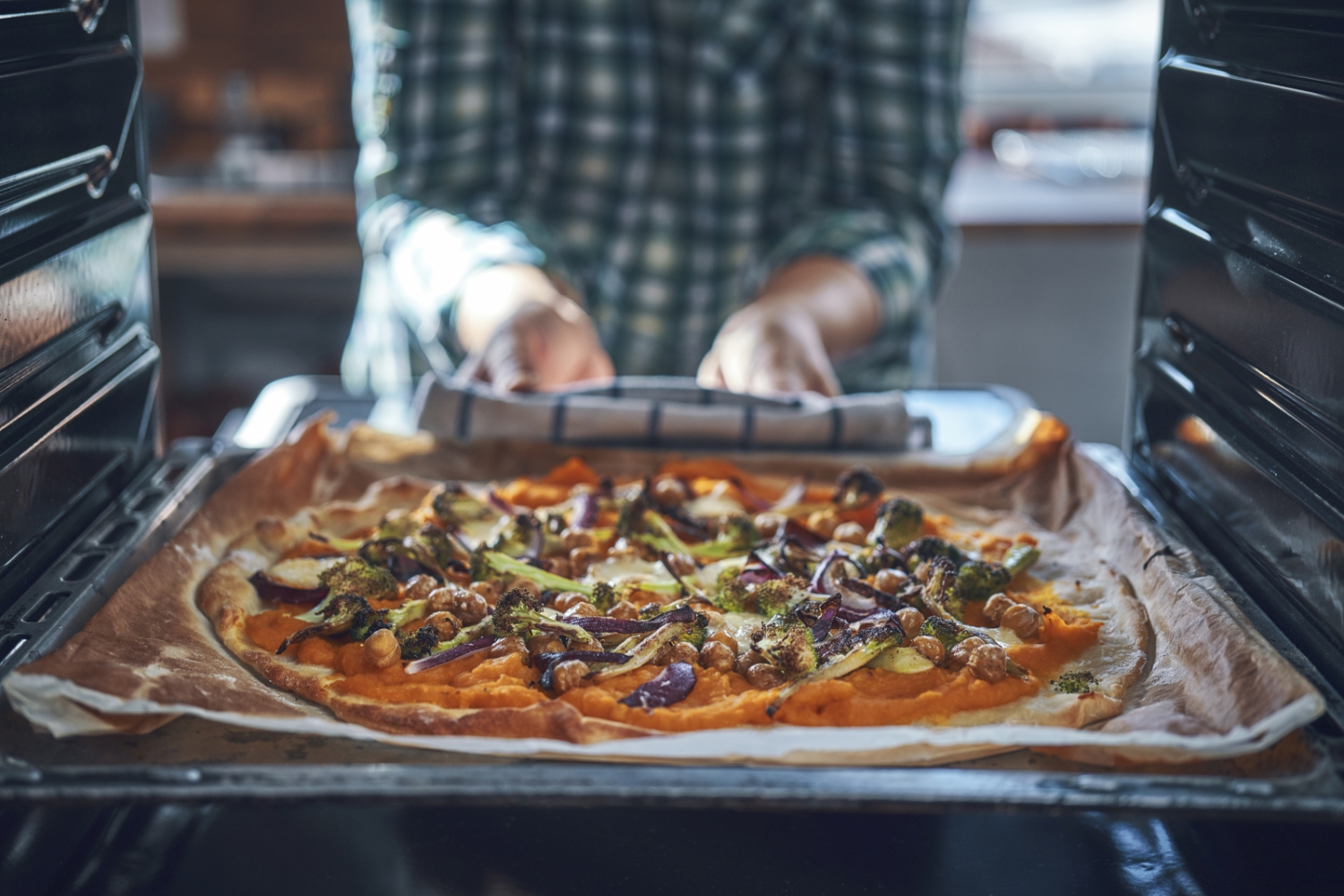 Knusprig und gesund: So macht ihr eine köstliche, vegane Pizza mit ...