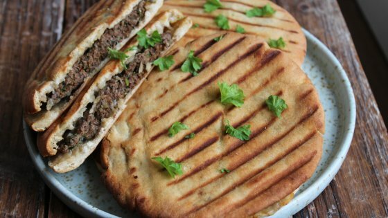 arayes: libanesiske, grillede pitabrød med kødfyld