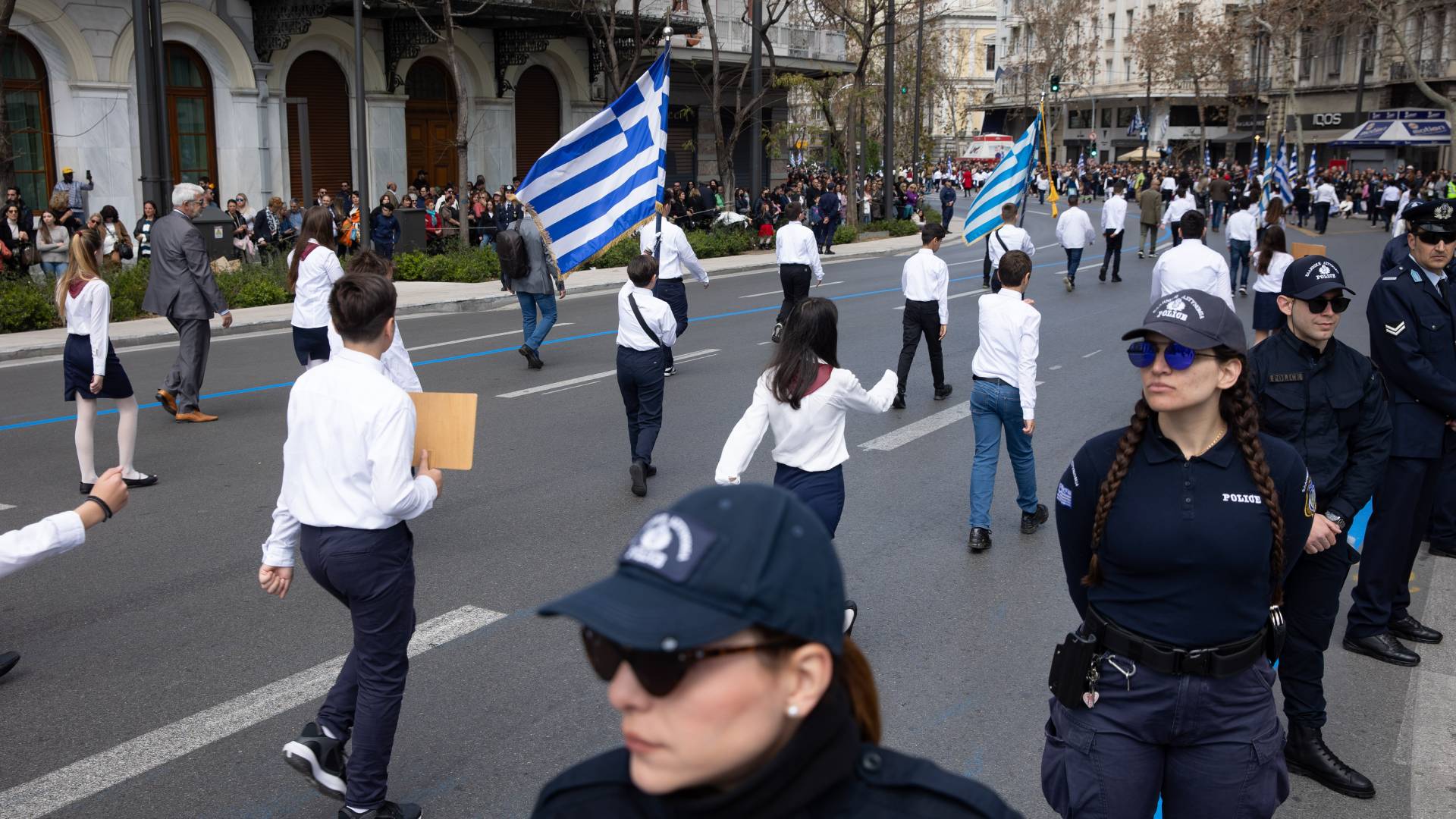 25η μαρτίου: φωτογραφίες από τη μαθητική παρέλαση στην αθήνα – ποιοι δρόμοι είναι κλειστοί