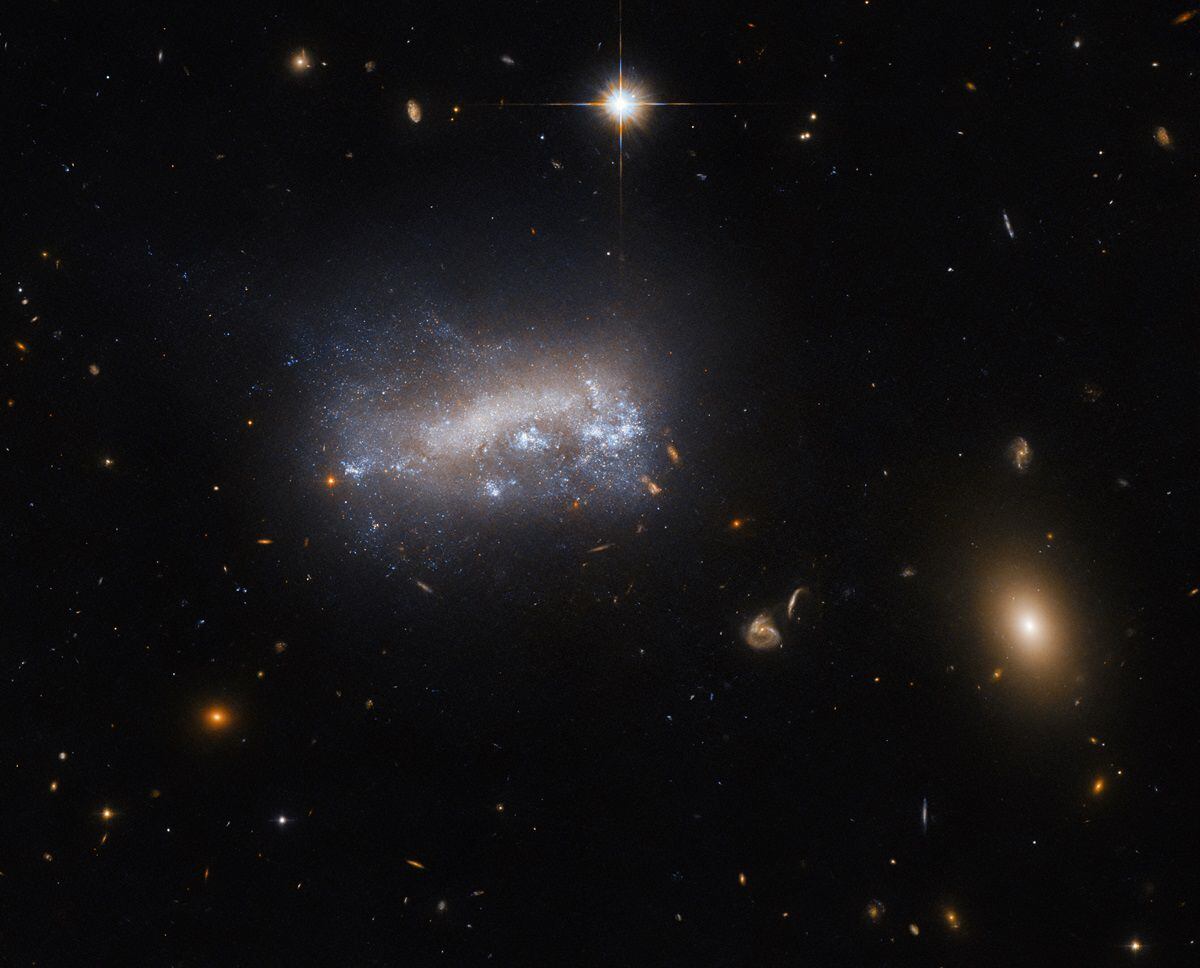 así se ve el primer plano de una galaxia a 52 millones de años luz de distancia, captada en una foto del hubble de la nasa