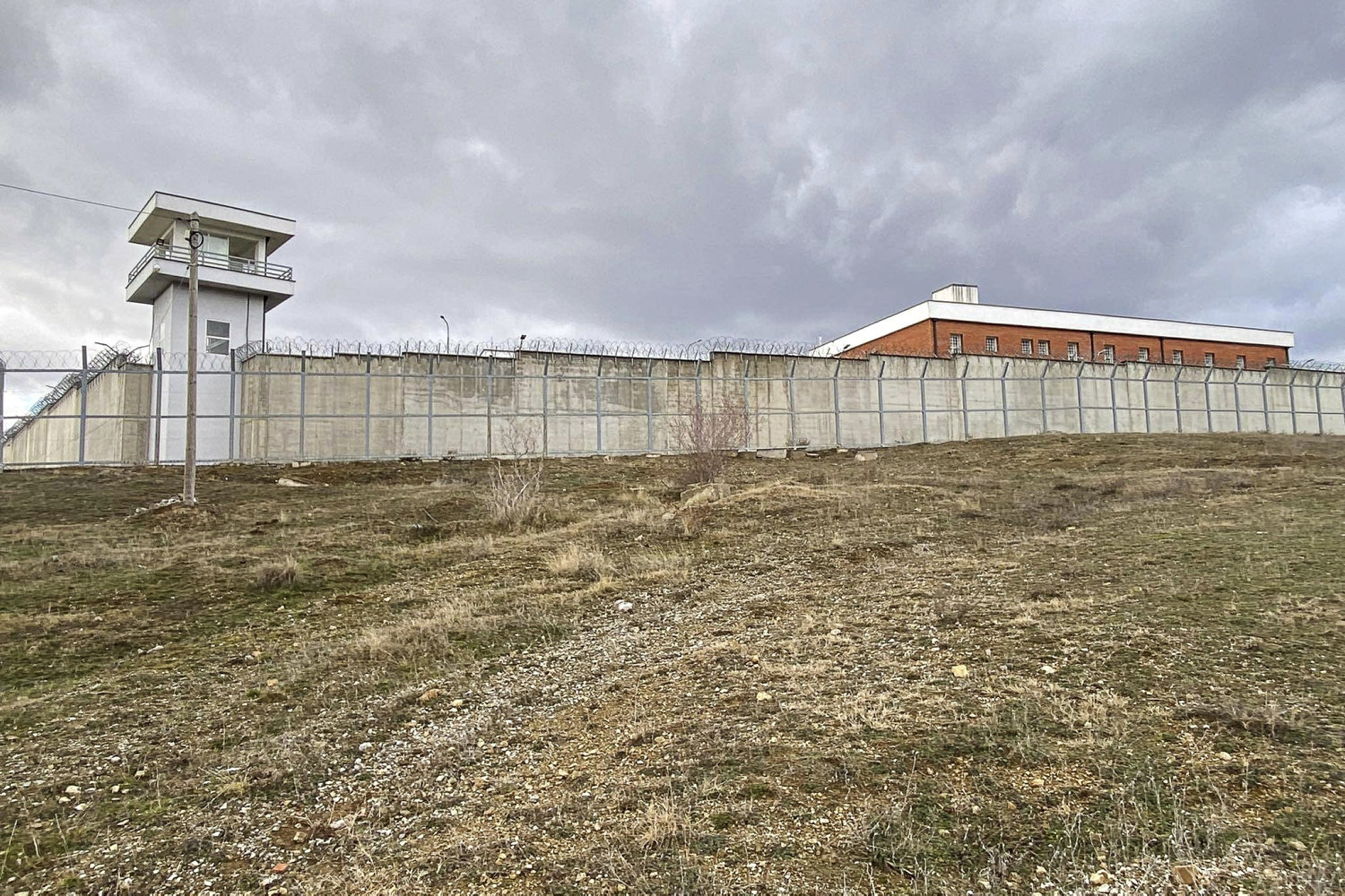 utålmodighed med dansk fængsel i kosovo vokser hos regeringspartier