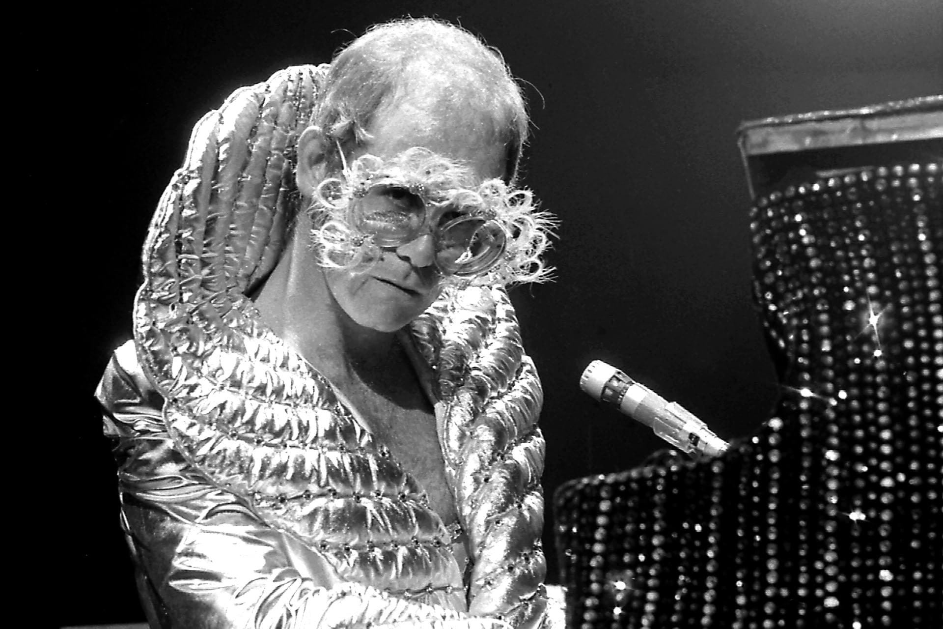 Voici 20 fois où Elton John a fait preuve d’exubérance sur scène