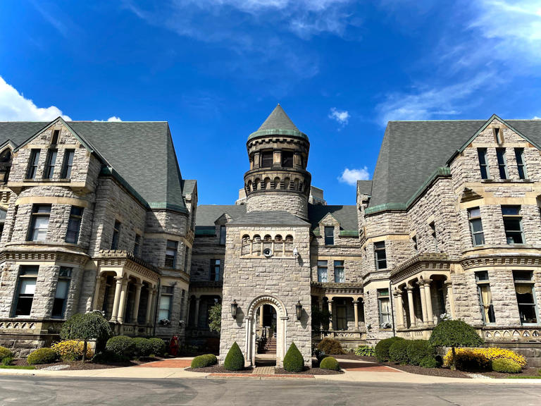 The Ohio State Reformatory in Mansfield, Ohio, is where the movie "The Shawshank Redemption" was filmed.