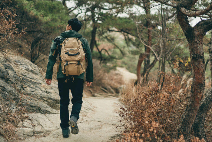 둘레길 걷기, 가벼운 등산 등 야외 활동은 실내운동과 건강 효과가 사뭇 다르다. 10분 만에 정신적 고통을 덜 수 있다는 연구 결과도 있다. [사진= 게티이미지뱅크]