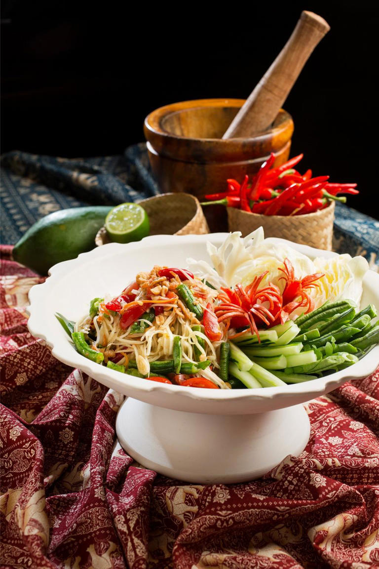 「遊食曼谷」可吃到爽口開胃的「泰式青木瓜沙拉」，傳承自曼谷素坤逸凱悅酒店食譜，依不同蔬菜分配比例，口感平衡且酸香開胃。(台北君悅酒店提供)