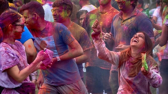 Holi 2024 Live Updates: Hindus celebrate Festival of Colours across the ...