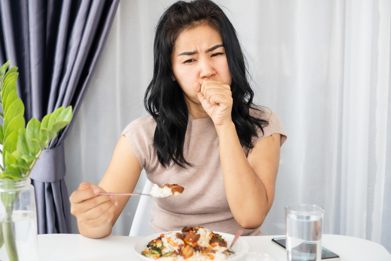 indício de câncer de ovário pode aparecer durante as refeições