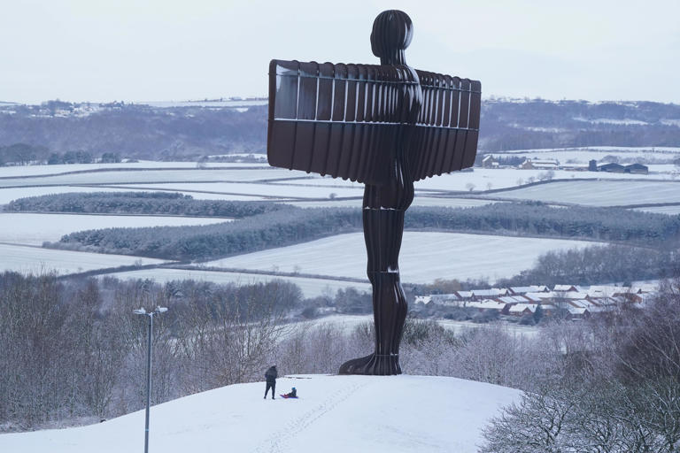 The Angel of the North sculptor Antony Gormley puts politicians in ...