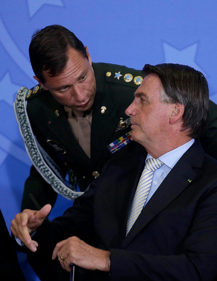 O tenente coronel do Exército, Mauro Cesar Barbosa Cid e o ex-presidente Jair Bolsonaro Foto: Dida Sampaio/Estadão