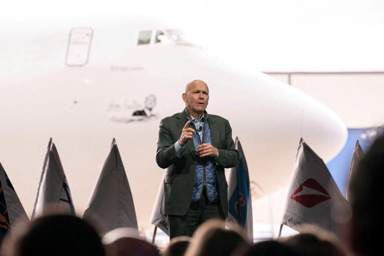Dave Calhoun, consejero delegado de Boeing, habla en el escenario durante la entrega del último avión 747 en su planta de Everett, Washington, Estados Unidos.