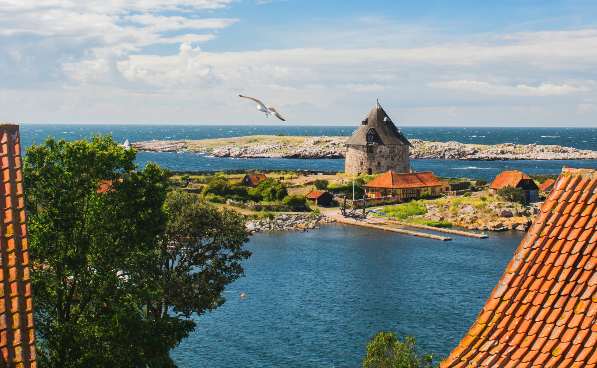 <p>Si vous aimez marcher et pédaler, alors vous vous devez de faire un détour par Bornholm une île de la mer Baltique qui vous promet paix et solitude. L'étrange moulin à vent et les ruines médiévales du château de Hammershus vous raviront également.</p><p><a href="https://www.msn.com/fr-fr/community/channel/vid-7xx8mnucu55yw63we9va2gwr7uihbxwc68fxqp25x6tg4ftibpra?cvid=94631541bc0f4f89bfd59158d696ad7e">Suivez-nous et accédez tous les jours à du contenu exclusif</a></p>