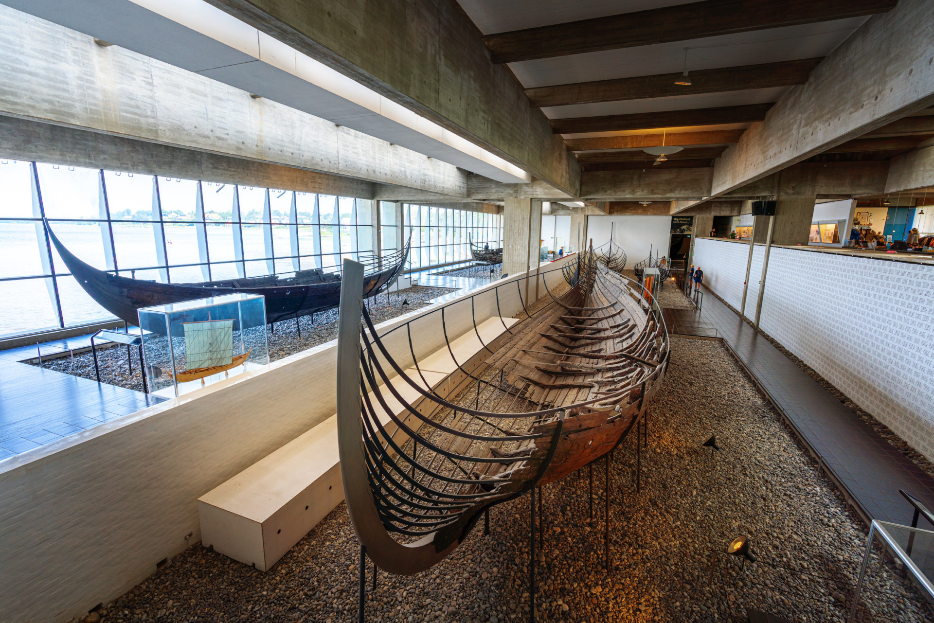 <p>Ce musée permet aux visiteurs d'admirer les navires utilisés par les marins scandinaves, mais aussi de comprendre comment les vikings construisaient les galères ou les chaloupes et comment les constructeurs de navires actuels restaurent les anciens bateaux restés sous l'eau.</p><p><a href="https://www.msn.com/fr-fr/community/channel/vid-7xx8mnucu55yw63we9va2gwr7uihbxwc68fxqp25x6tg4ftibpra?cvid=94631541bc0f4f89bfd59158d696ad7e">Suivez-nous et accédez tous les jours à du contenu exclusif</a></p>