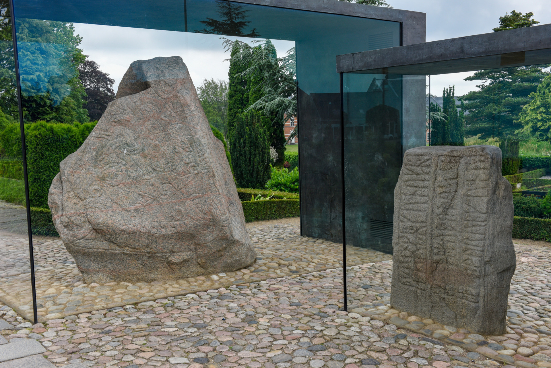 <p>Les pierres de Jelling sont d'imposantes roches runiques du 10e siècle, dont la plus grande inscription est dédiée aux parents du roi <span>Harald Ier (Harald Bluetooth). Aujourd'hui, la technologie Bluetooth est nommée d'après le monarque nordique et les pierres sont protégées au patrimoine mondial de l'UNESCO.</span></p><p>Tu pourrais aussi aimer:<a href="https://www.starsinsider.com/n/354440?utm_source=msn.com&utm_medium=display&utm_campaign=referral_description&utm_content=525365v2"> Ella Fitzgerald: sa vie en images</a></p>