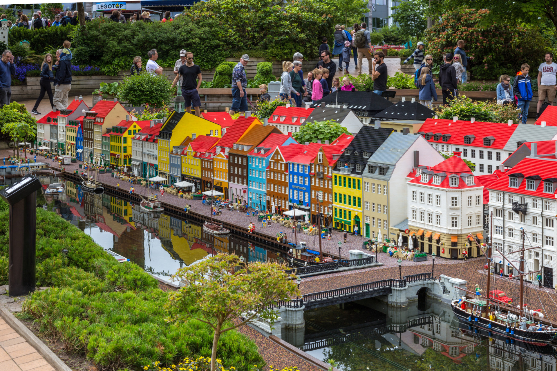 <p>Après avoir exploré Lego House, rendez-vous à Legoland où vous pouvez admirer des bâtiments et des sites miniatures en lego, dont la représentation du Nyhavn (photo) et du Château d'Amalienborg.</p><p>Tu pourrais aussi aimer: </p>