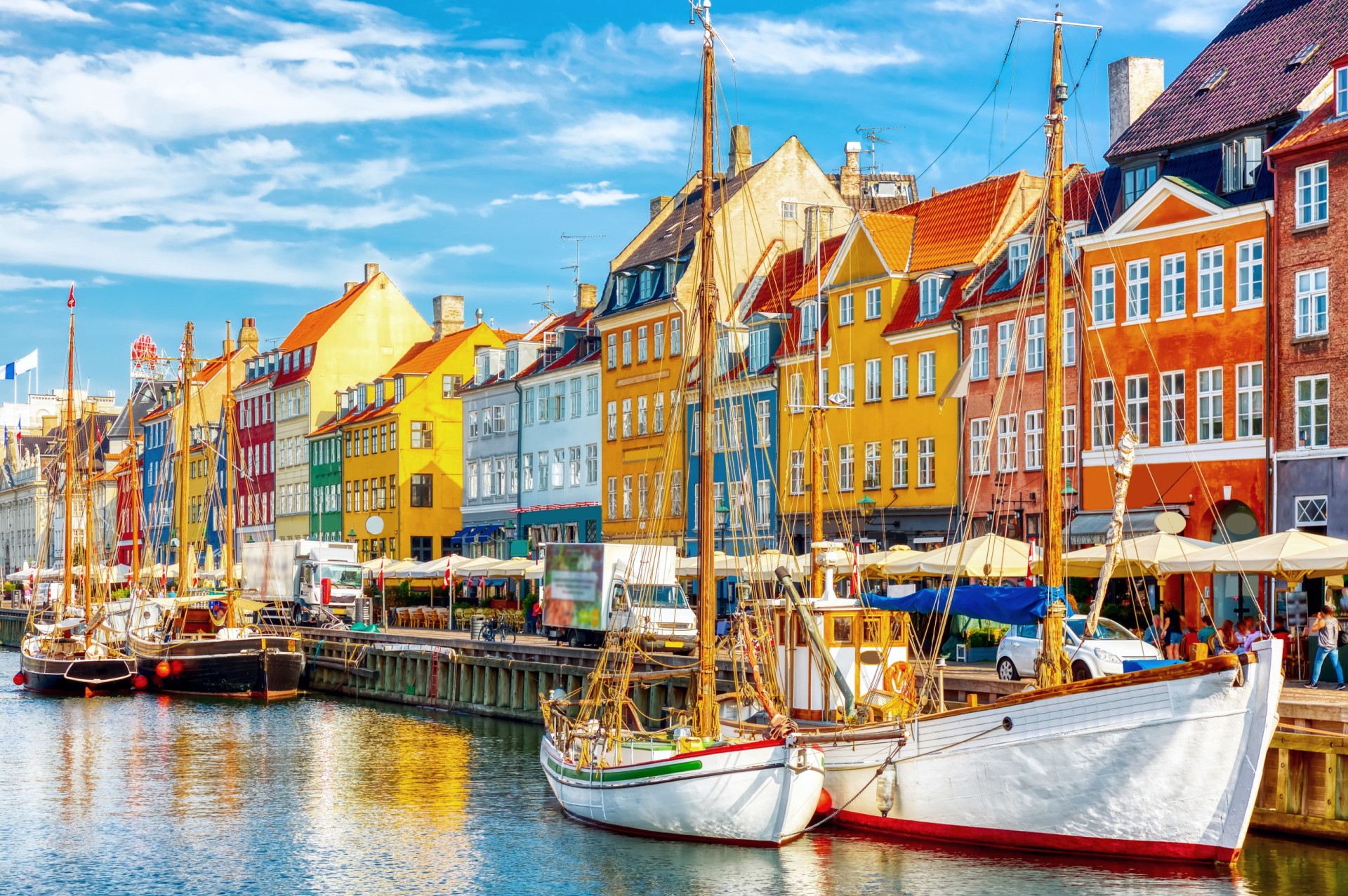 <p>Vous ne pouvez pas louper le canal de Nyhavn du charmant vieux port de la ville. Les maisons colorées du 17e et début du 18e siècle ainsi que les boutiques, bars, cafés et restaurants complètent parfaitement ce paysage typiquement danois.</p><p><a href="https://www.msn.com/fr-fr/community/channel/vid-7xx8mnucu55yw63we9va2gwr7uihbxwc68fxqp25x6tg4ftibpra?cvid=94631541bc0f4f89bfd59158d696ad7e">Suivez-nous et accédez tous les jours à du contenu exclusif</a></p>