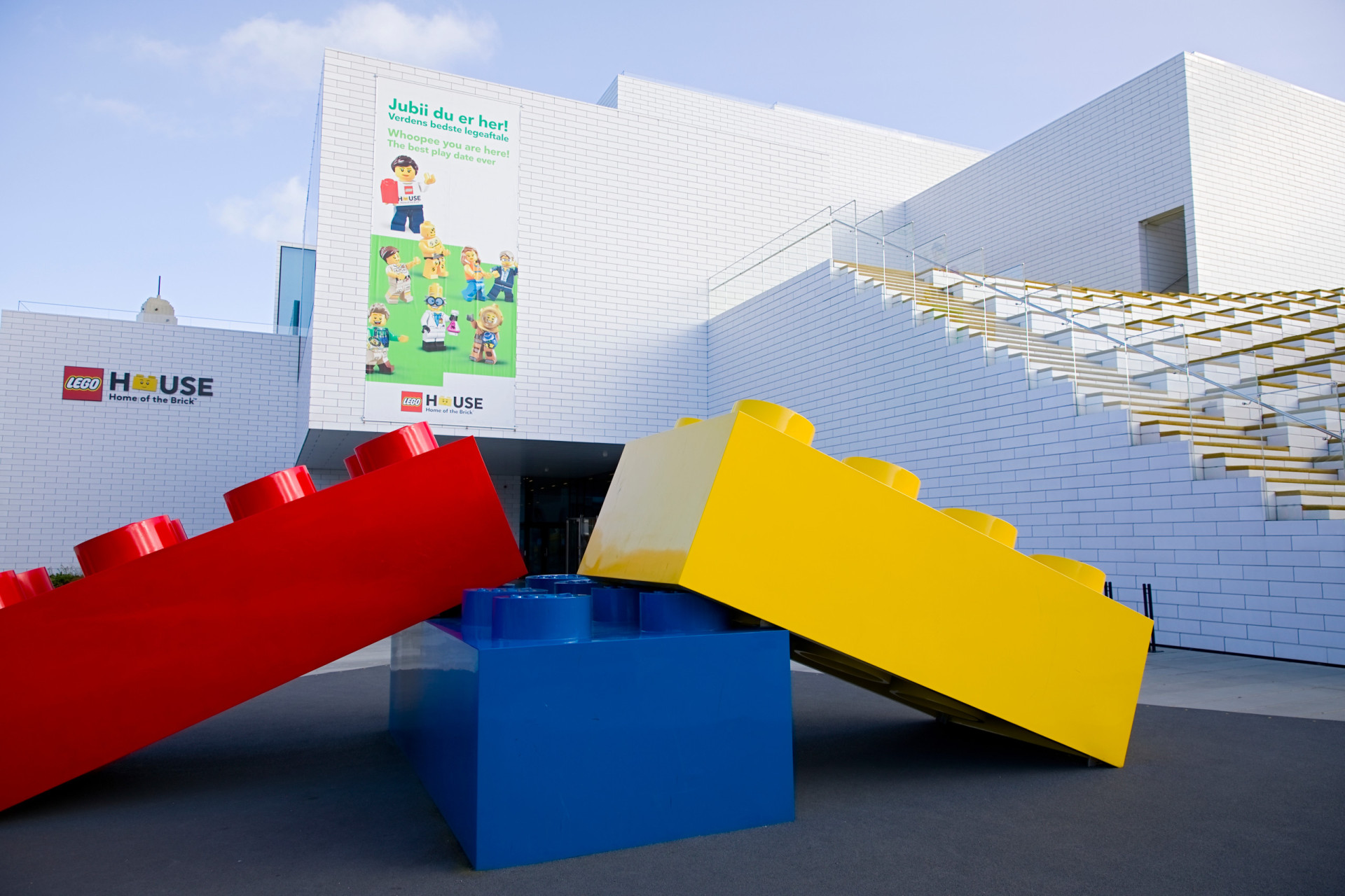 <p>L'entreprise Lego fondée en 1932 est devenue l'une des plus grandes du monde, et Lego House n'est autre que le lieu de naissance de l'emblématique brique. Remplie de 25 millions de lego au total, les visiteurs peuvent construire tout ce qu'ils veulent au sein du bâtiment.</p><p><a href="https://www.msn.com/fr-fr/community/channel/vid-7xx8mnucu55yw63we9va2gwr7uihbxwc68fxqp25x6tg4ftibpra?cvid=94631541bc0f4f89bfd59158d696ad7e">Suivez-nous et accédez tous les jours à du contenu exclusif</a></p>