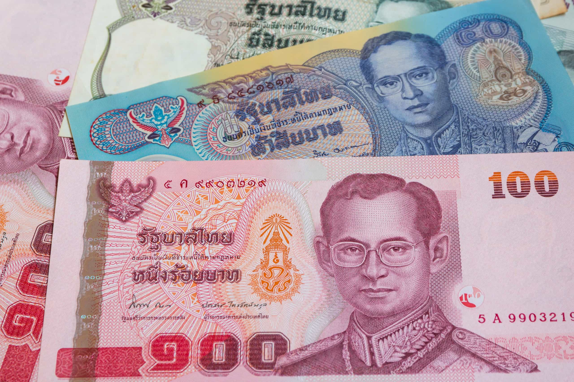 <p>Le Baht est la monnaie officielle de la Thaïlande. Sur les billets se trouve le portrait du roi actuel, Rama X, tandis que sur le verso, on peut observer les premiers monarques thaïlandais.</p><p>Tu pourrais aussi aimer:<a href="https://www.starsinsider.com/n/383995?utm_source=msn.com&utm_medium=display&utm_campaign=referral_description&utm_content=410696v3"> Sandra Bullock, l'actrice qui nous fait tous fondre</a></p>