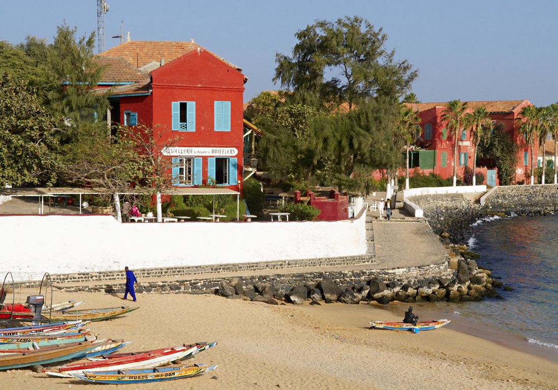 <p> Au large de Dakar, on profite du calme printanier de Gorée pour se balader entre les maisons de style colonial, les bougainvilliers en fleurs et le lac Retba, avec sa couleur rose si particulière !<br> </p>