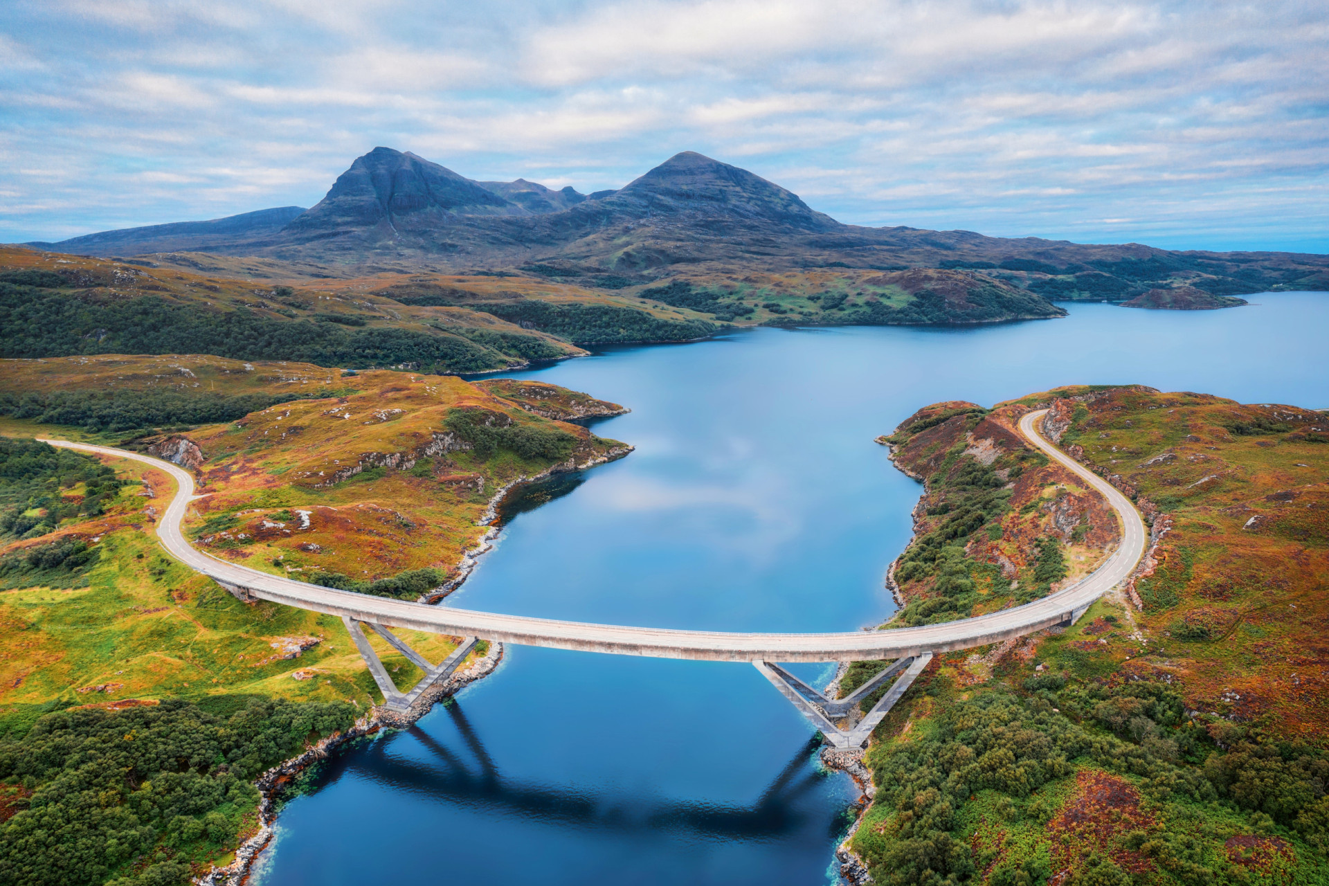 <p>Pour le plus beau road trip d'Écosse, suivez l’exigeante North Coast 500. Ses 800 km parcourent les plus beaux paysages des Highlands et traversent le magnifique Kylesku Bridge.</p><p>Tu pourrais aussi aimer: </p>