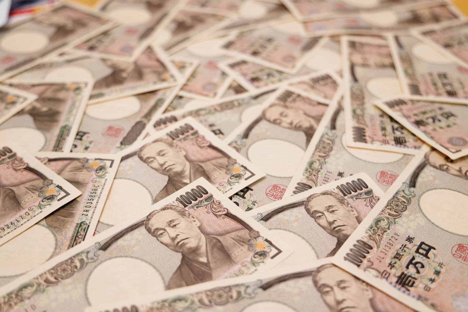 <p>Le Yen est la devise du Japon. La création de nouveaux billets a été annoncée pour 2024, qui contiendront des images de personnages japonais célèbres. Le billet de 1000 Yens portera au verso "La Grande Vague de Kanagawa".</p> <p>Découvrez aussi : <a class="gs-title" href="https://www.starsinsider.com/fr/voyage/223454/le-japon-une-splendeur-incomparable" rel="noopener">Le Japon, une splendeur incomparable</a></p><p><a href="https://www.msn.com/fr-fr/community/channel/vid-7xx8mnucu55yw63we9va2gwr7uihbxwc68fxqp25x6tg4ftibpra?cvid=94631541bc0f4f89bfd59158d696ad7e">Suivez-nous et accédez tous les jours à du contenu exclusif</a></p>