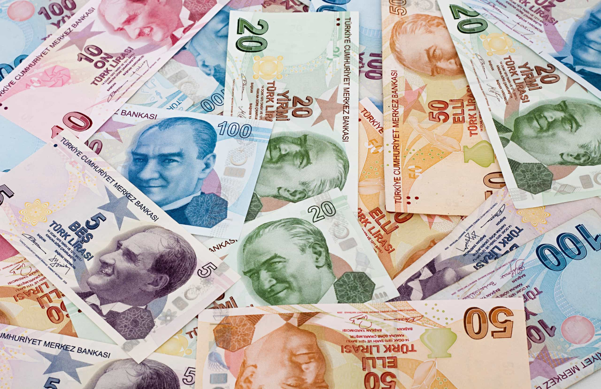 <p><span>La </span>Livre turque est la monnaie officielle du pays. Les billets portent le portrait de Kemal Atatürk (fondateur et premier président du pays) sur une face, et une combinaison de célébrités historiques turques et de symboles sur l'autre face.</p><p><a href="https://www.msn.com/fr-fr/community/channel/vid-7xx8mnucu55yw63we9va2gwr7uihbxwc68fxqp25x6tg4ftibpra?cvid=94631541bc0f4f89bfd59158d696ad7e">Suivez-nous et accédez tous les jours à du contenu exclusif</a></p>