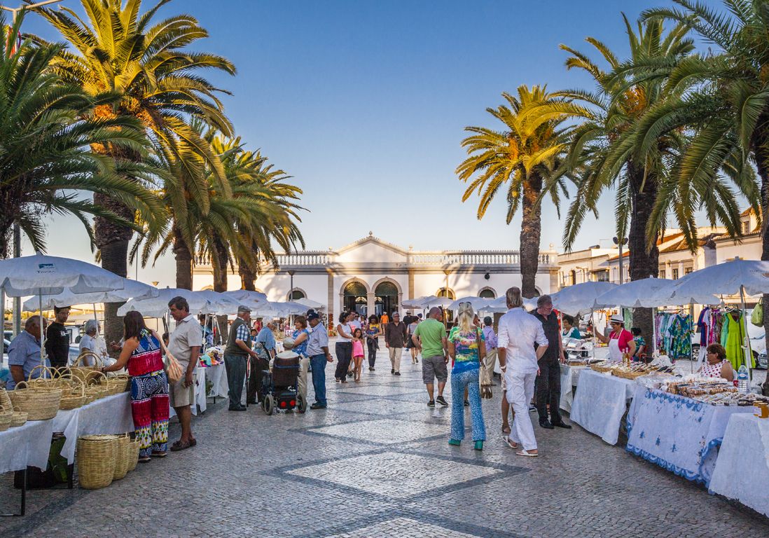 <p>Entre la beauté de ses décors naturels et sa gastronomie gourmande, nul doute que le temps filera à une vitesse folle dans ce petit coin du Portugal, où on s’offrira une excursion magique sur l’Ilha Deserta, au départ de Faro.</p>