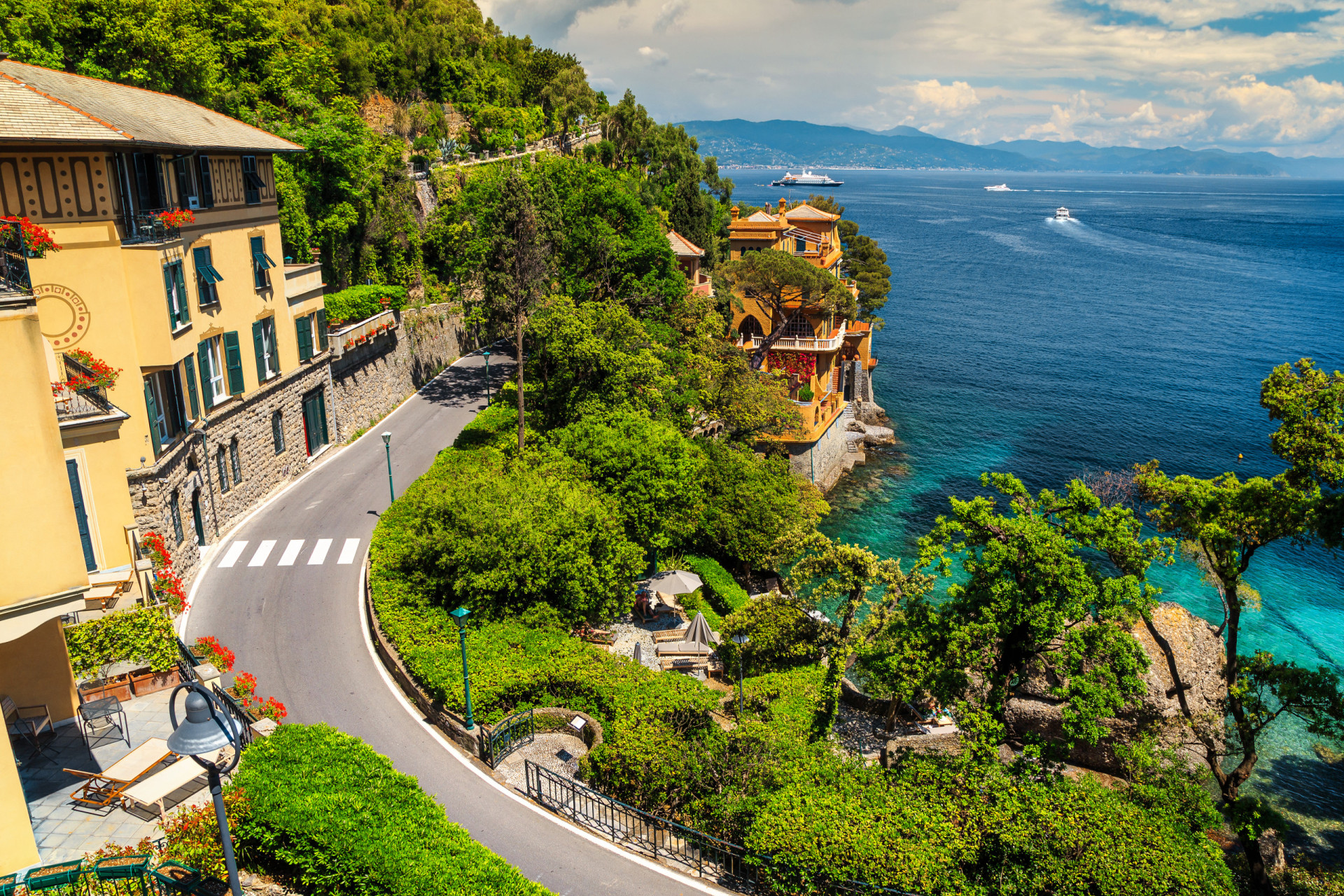 <p>Avec ses seulement 12 km, cette route connecte le village de Rapallo à Portofino, dans le golf de Tigullio. Chaque virage est une vitrine de ce que la riviera italienne a de plus beau et offre des possibilités de photos absolument parfaites.</p><p>Tu pourrais aussi aimer: </p>