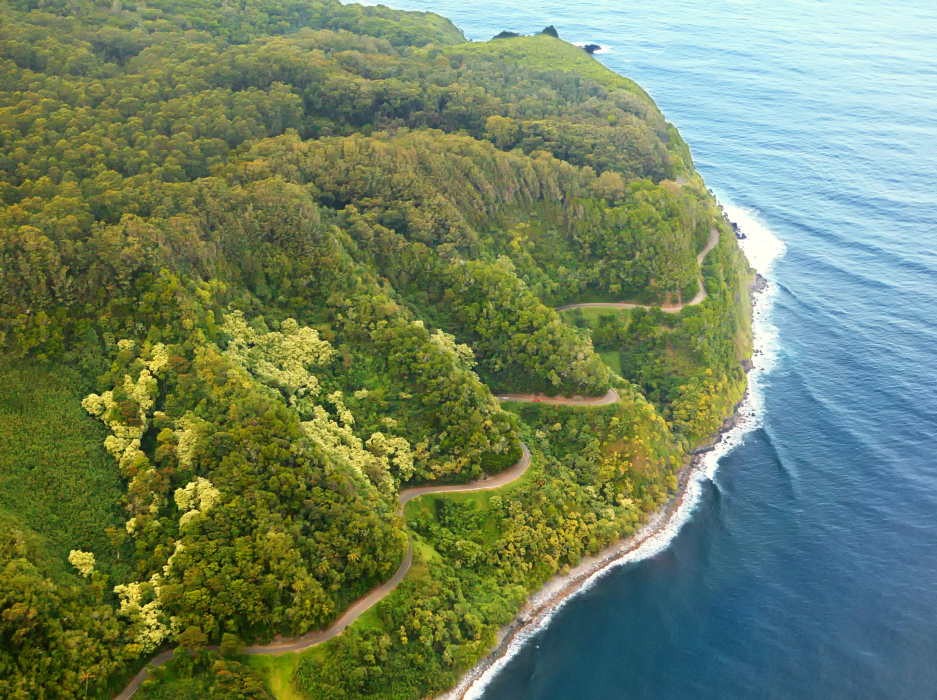 <p>Suivre la Hana Highway le long de la côte nord-est de l'île hawaienne de Maui c'est s'embarquer dans une aventure de 83 km à travers la jungle tropicale qui borde les falaises surplombant la mer.</p><p>Tu pourrais aussi aimer:<a href="https://www.starsinsider.com/n/205970?utm_source=msn.com&utm_medium=display&utm_campaign=referral_description&utm_content=536732v1"> Frères et sœurs dans le show-biz français: atout ou désavantage? </a></p>