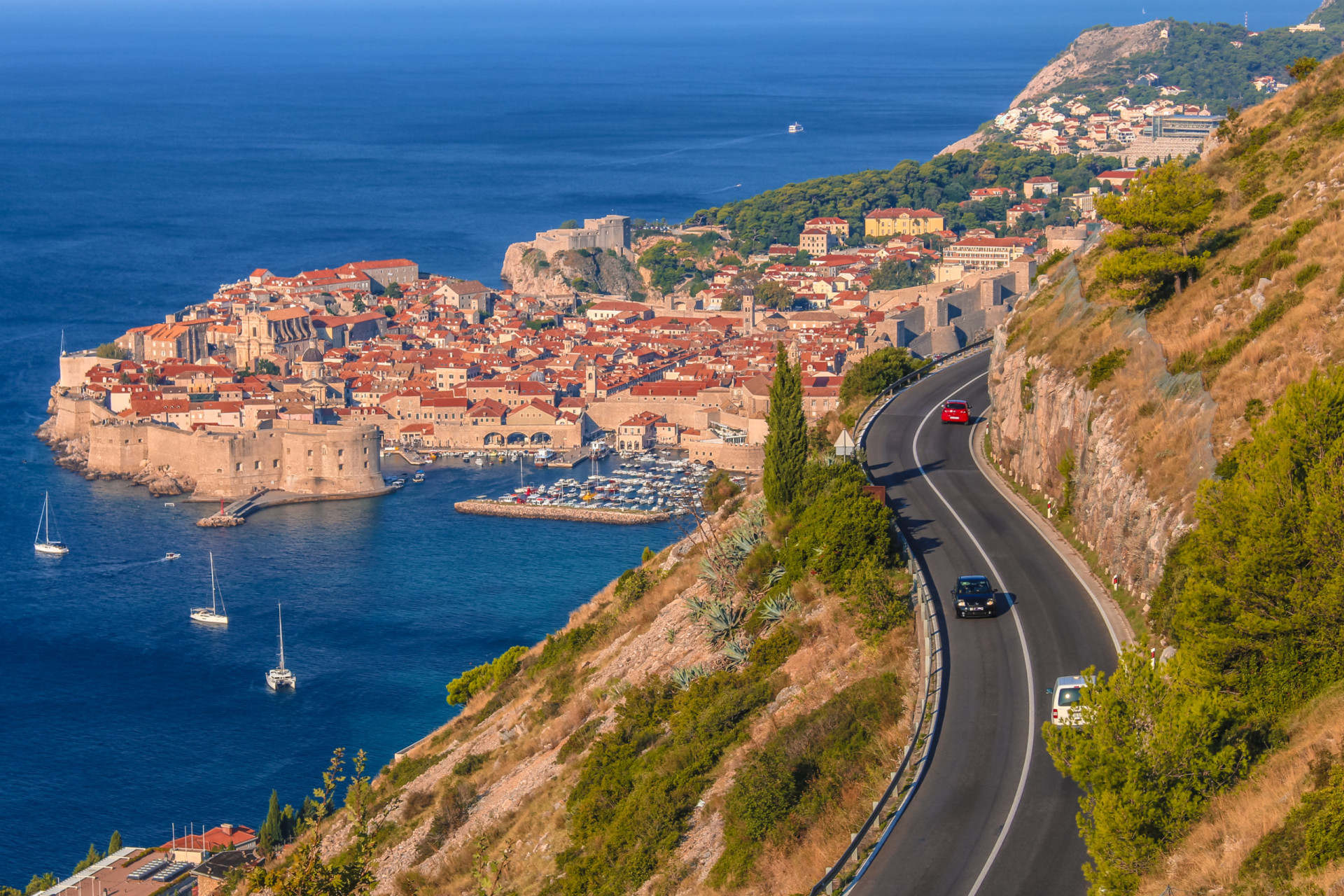 <p>Également connue sous le nom de Jadranska Magistrala, cette perle croate, une route de 650 km de long, est l'un des voyages les plus inoubliables de la région. Elle traverse de nombreux points touristiques, notamment la ville portuaire de Dubrovnik. </p><p><a href="https://www.msn.com/fr-fr/community/channel/vid-7xx8mnucu55yw63we9va2gwr7uihbxwc68fxqp25x6tg4ftibpra?cvid=94631541bc0f4f89bfd59158d696ad7e">Suivez-nous et accédez tous les jours à du contenu exclusif</a></p>