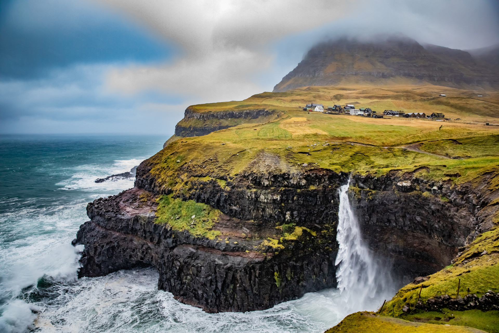 <p>Envie de retourner à l'état sauvage ? La route de la reculée Gásadalur à Tórshavn via Sakson sur les îles Faroe traverse des paysages incroyables, y compris Múlafossur, l'une des plus belles cascades au monde.</p><p>Tu pourrais aussi aimer:<a href="https://www.starsinsider.com/n/420672?utm_source=msn.com&utm_medium=display&utm_campaign=referral_description&utm_content=536732v1"> Meghan Markle retrouve ses habitues au Canada</a></p>