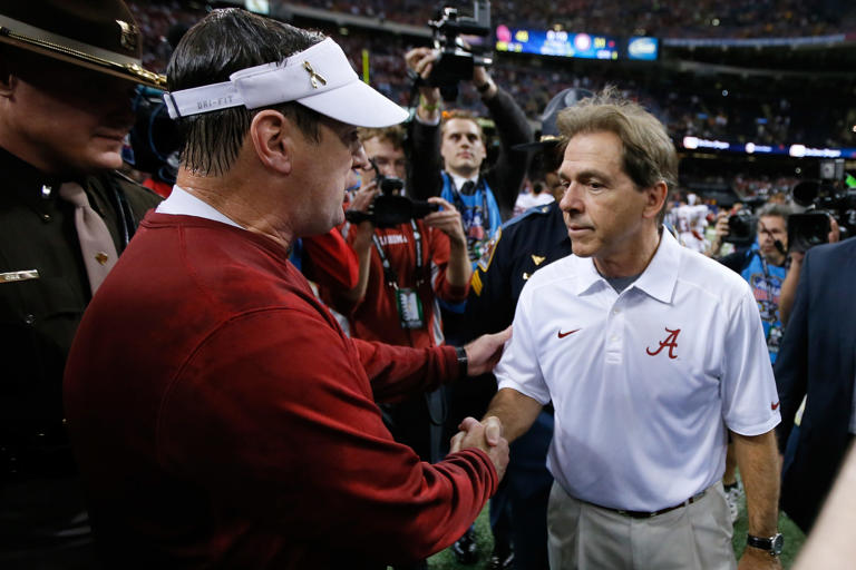 NEW ORLEANS, LA - JANUARY 02: Head coach Bob Stoops of the Oklahoma Sooners is congratulated by Nick Saban, head coach of the Alabama Crimson Tide during the Allstate Sugar Bowl at the Mercedes-Benz Superdome on January 2, 2014 in New Orleans, Louisiana. (Photo by Kevin C. Cox/Getty Images)