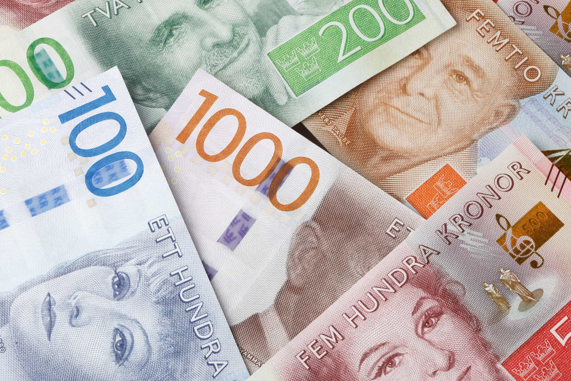 <p>Bien que la Suède fasse partie de l'Union Européenne, la monnaie locale n'est pas l'Euro. En effet, la devise du pays est la Couronne suédoise. Sur les billets les plus récents, on peut voir des Suédois célèbres, comme le metteur en scène Ingmar Bergman.</p><p>Tu pourrais aussi aimer:<a href="https://www.starsinsider.com/n/410874?utm_source=msn.com&utm_medium=display&utm_campaign=referral_description&utm_content=410696v3"> Oïmiakon: l'endroit habité le plus froid sur Terre </a></p>