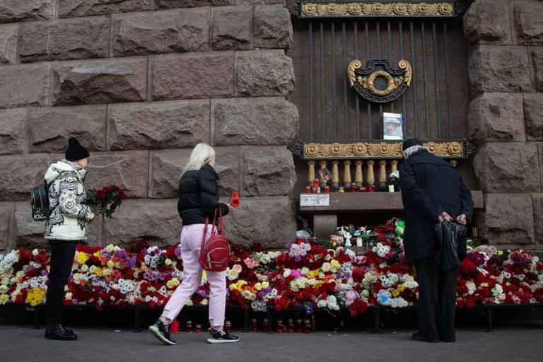 People lay flowers at a spontaneous memorial to the victims of the terrorist attack at Crocus City Hall, organized on the spit of Vasilyevsky Island in the center of St. Petersburg. The terrorist group claimed responsibility for the attack at a concert, with least 133 people dead and more than 100 injured. Artem Priakhin/SOPA Images via ZUMA Press Wire/dpa