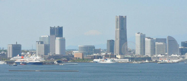 The Port of Yokohama, which has reclaimed its place as Japan's leading port of call for cruise ships, is seen from the Bay Bridge Skywalk in Yokohama's Tsurumi Ward on April 28, 2023. (Mainichi/Masakatsu Oka)