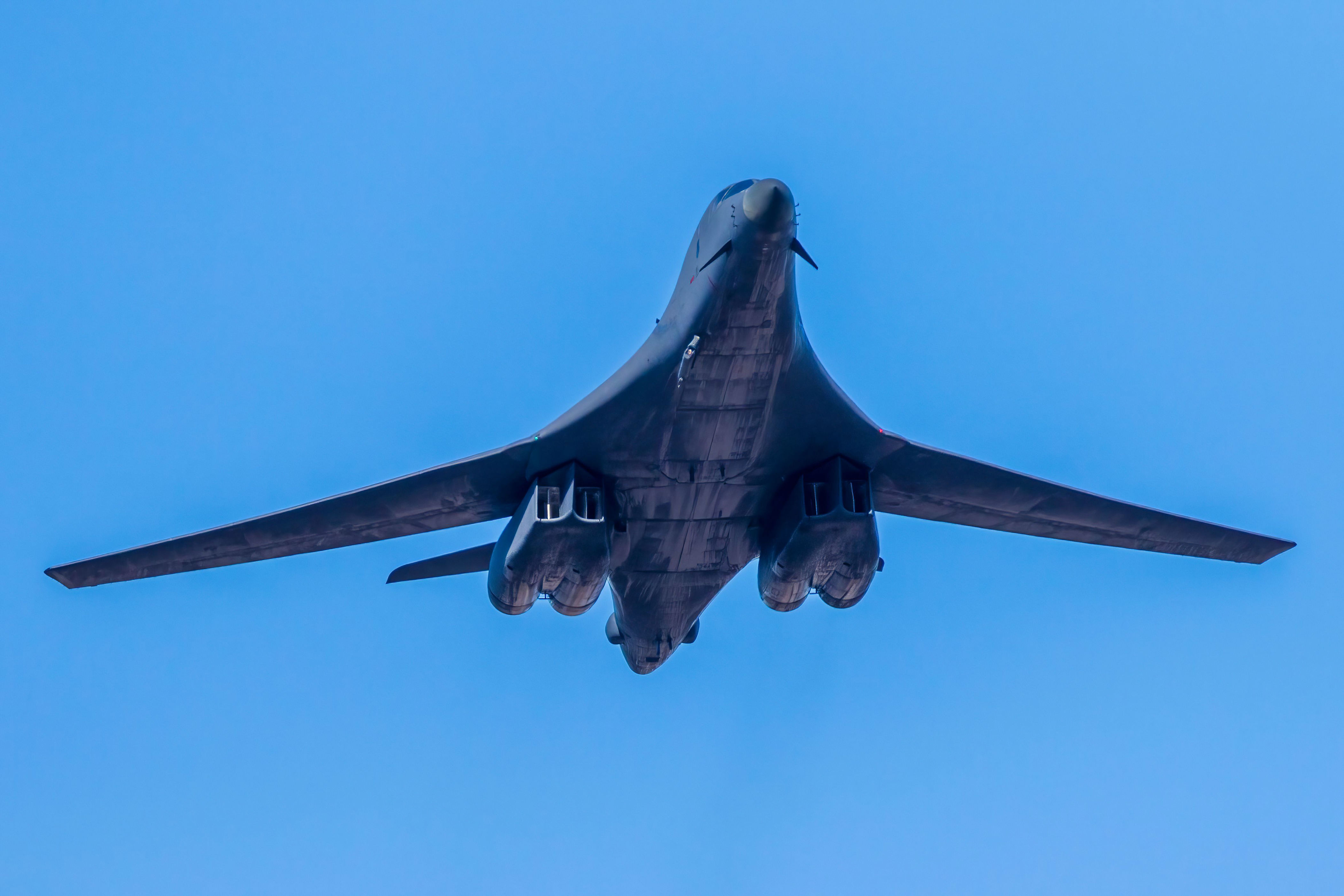 US Air Force B-1Bs Meet Russian MiG Fighter Jet During Barents Sea ...